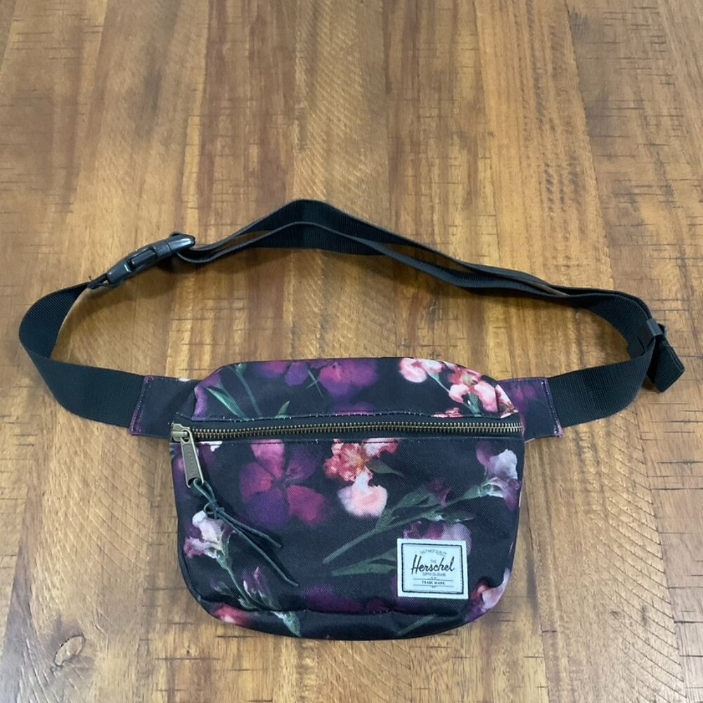 Herschel Supply Company Dark Floral Print NWOT 2L Fourteen Hip Pack